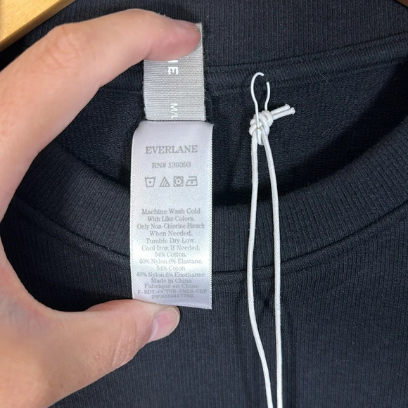 Everlane The Seamless Tee Cropped Black NWT M/L - Picture 5 of 8